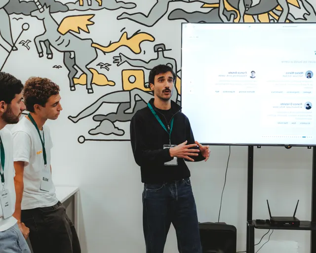 Franco presenta frente a los equipos en La Mesa de Mate & Build