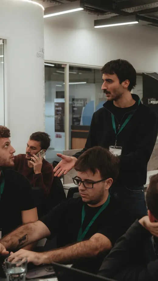 Franco guía a un equipo durante un buildathon