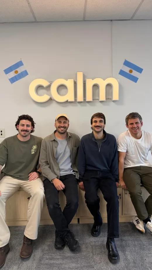Franco y Pato con el equipo de Calm, en su oficina